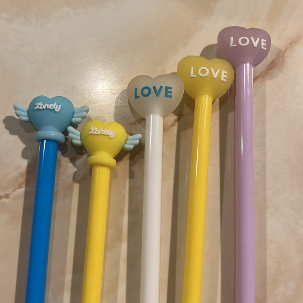 NWOT 5pc love & lonely Pens Heart Gel Ink Pens 0.5 mm Black Ink novelty pens